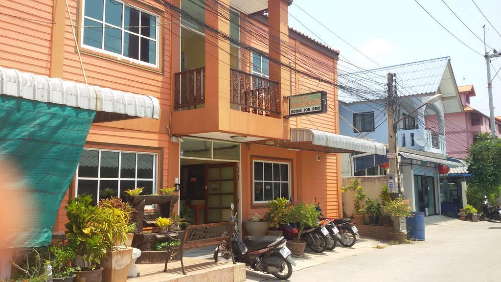 Aura House Hotel Pattaya Exterior photo